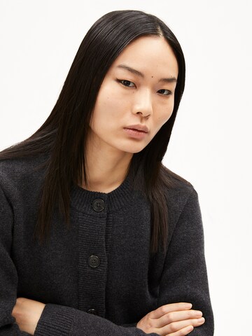 Cardigan 'Olwenaa' ARMEDANGELS en gris
