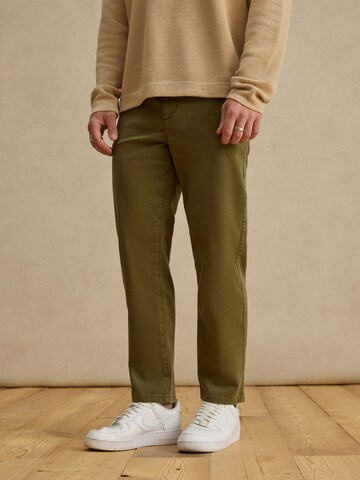 DAN FOX APPAREL - regular Pantalón chino 'Thilo' en verde: frente