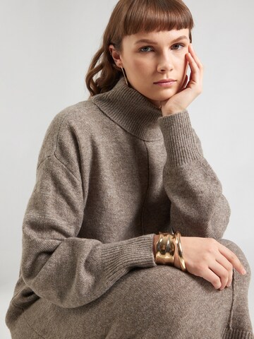 Abito in maglia di PIECES in marrone