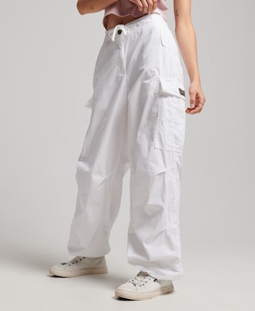 Superdry Wide leg Cargobroek in Wit: voorkant