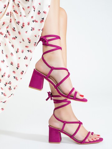 Sandalo con cinturino di Celena in rosa
