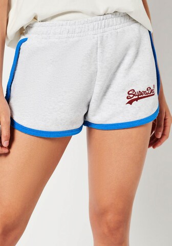 Superdry Regular Shorts in Grau