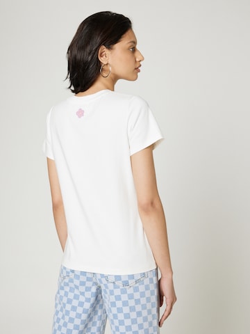 Tricou 'Cherry Pick' de la florence by mills exclusive for ABOUT YOU pe alb