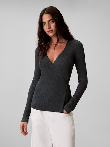 Calvin Klein Jeans Strickjacke in Grau: Vorderseite