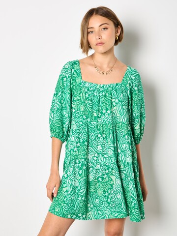 Robe Apricot en vert : devant