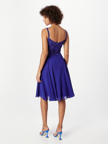 Rochie de cocktail de la mascara pe albastru