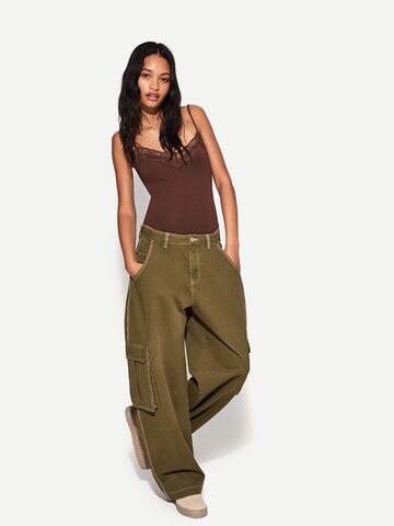 Tricou body de la Bershka pe maro