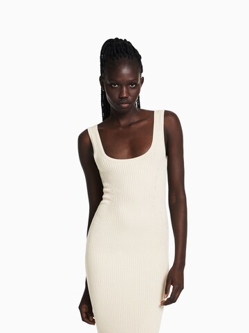 Bershka Gebreide jurk in Beige: voorkant