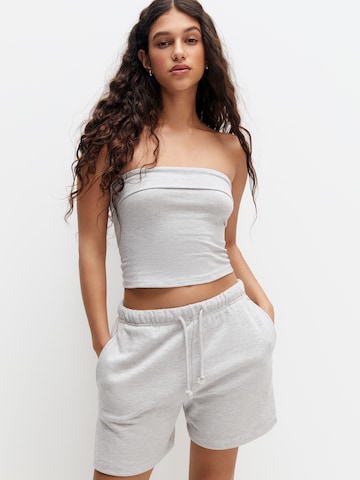 Pull&Bear Regular Shorts in Grau