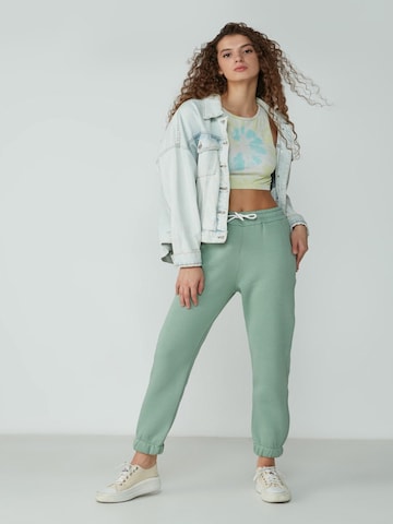 C&City Tapered Pijamahose in Grün: Vorderseite