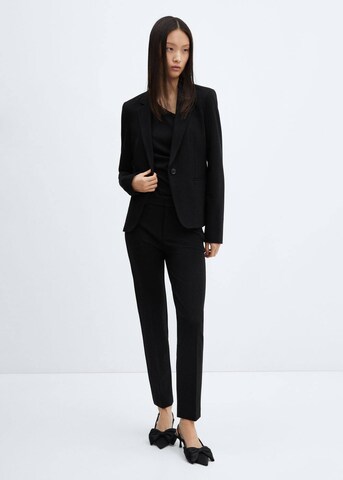 Regular Pantalon à plis 'Paloma' MANGO en noir