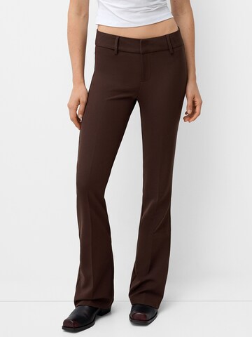 Flared Pantaloni con piega frontale di Bershka in marrone: frontale
