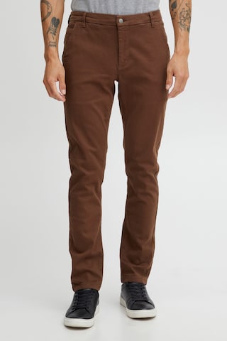 Casual Friday Slimfit Chino 'Phil' in Bruin: voorkant