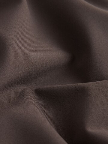 self. Skinny Shorts in Braun