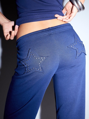 Bershka Wide leg Byxa i blå