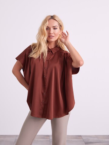 Camicia da donna 'Charlotta' di ABOUT YOU x Iconic by Tatiana Kucharova in rosso: frontale