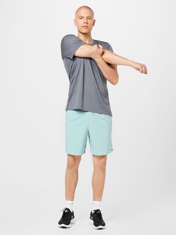 NIKE Regular Sportshorts in Blau