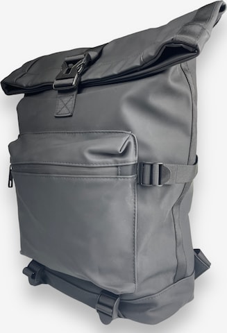 Kumixi Rucksack in Schwarz: Vorderseite