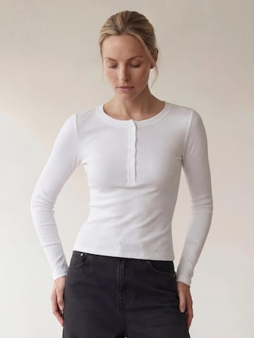 ARMIE Shirt 'The Petra Henley Slim-Fit Top - White' in White: front