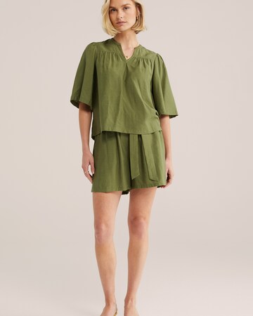 WE Fashion Ohlapna forma Hlače | zelena barva