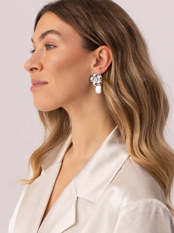 PURELEI - Brincos 'Floral Pearly' em prata: frente