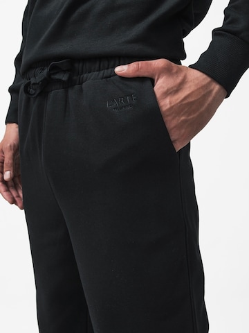L'Arte Milano Tapered Hose‌‌‌ in Schwarz
