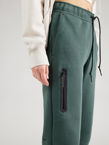 Tapered Pantaloni 'TCH FLC' di Nike Sportswear in verde
