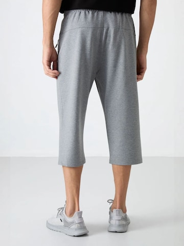 Tommy Life Regular Pants in Grey