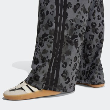 ADIDAS SPORTSWEAR Wide Leg Sporthose in Grau