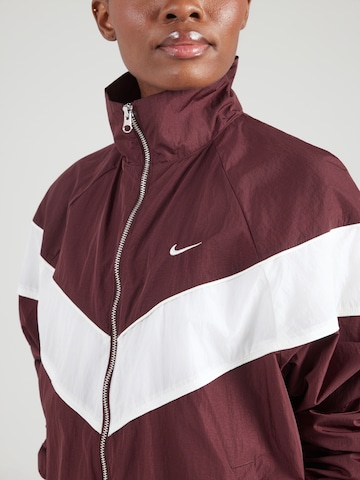 Nike Sportswear Φθινοπωρινό και ανοιξιάτικο μπουφάν σε κόκκινο