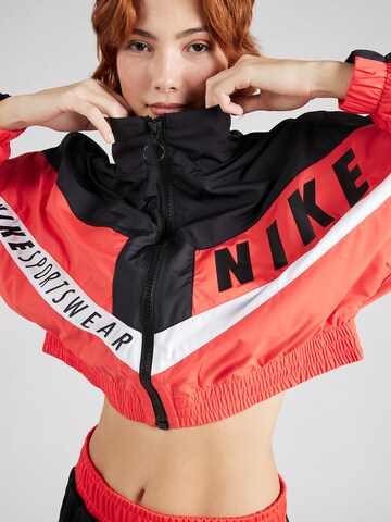 Nike Sportswear Демисезонная куртка в Красный