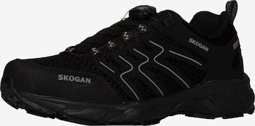Scarpa bassa di SKOGAN in nero: frontale