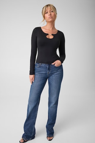 GUESS - Camiseta 'CAMRYN' en negro