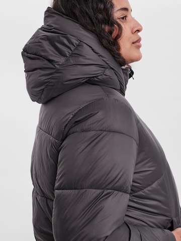 Vero Moda Curve Зимняя куртка 'Upsala' в Серый