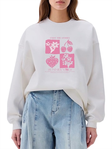 Felpa 'Women's Crew Neck Sweatshirt with Cherry Print & Fleece Lining for Autumn/Winter' di GORHEY in bianco: frontale