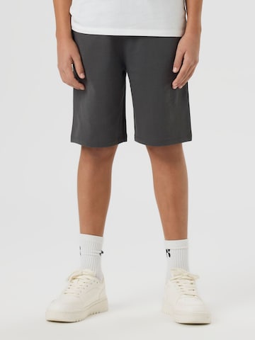 Regular Pantalon TWO SOON en gris : devant