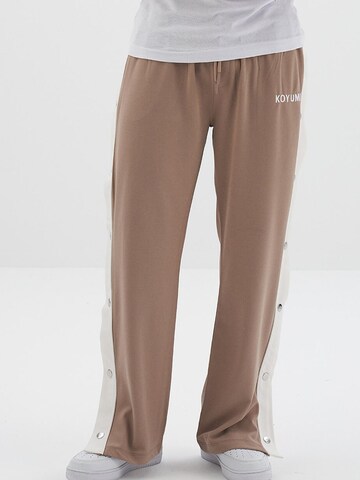 Koyumi Regular Sporthose 'Druckknöpfen  mit weißen Streifen' in Beige