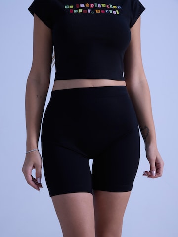 ABOUT YOU x irinassw Slimfit Shorts 'Nala' in Schwarz: predná strana