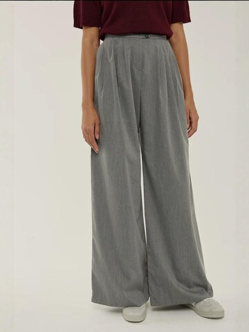 Hiccup - Perna larga Calças com pregas em cinzento: frente