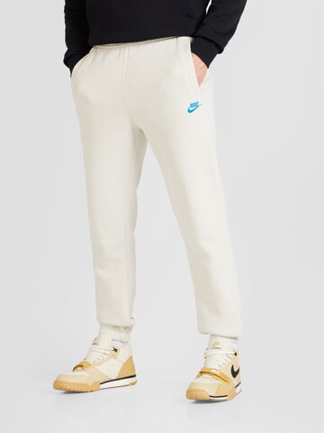 Nike Sportswear Tapered Broek 'CLUB FLEECE' in Beige: voorkant