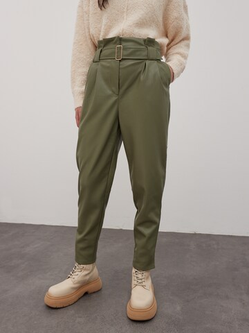 EDITED Loose fit Trousers with creases 'Margit' in Green: front