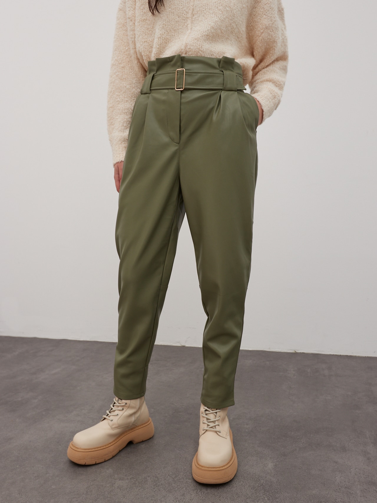 EDITED Pantalon à plis 'Margit' olive