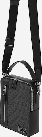 Michael Kors - Mala de ombro em preto: frente