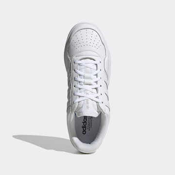 ADIDAS ORIGINALS - Zapatillas deportivas bajas 'Courtic' en blanco