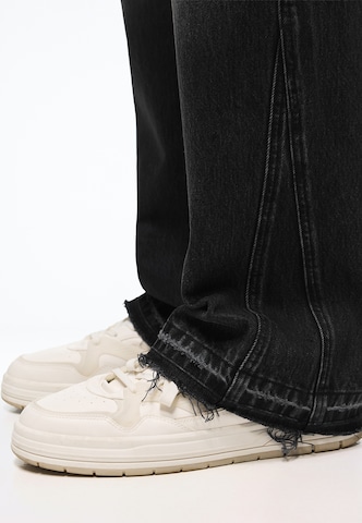 Flared Jeans di Bershka in nero