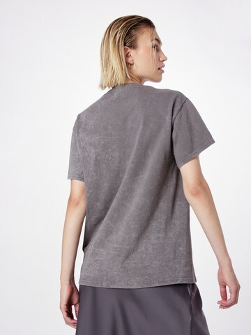 Nasty Gal - Camiseta 'Budweiser' en gris