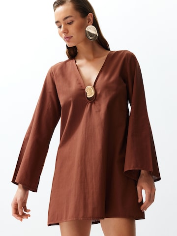 Trendyol - Vestido en marrón: frente