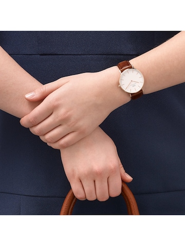 Daniel Wellington Analoginen kello 'Classic Collection St. Mawes' värissä ruskea