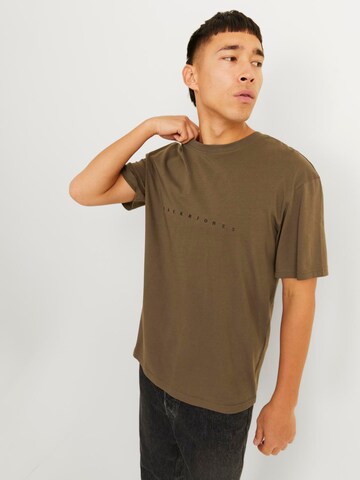 T-Shirt 'STAR' JACK & JONES en marron : devant