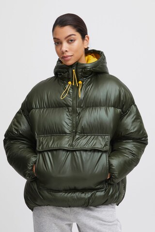 The Jogg Concept Between-Season Jacket in Green: front